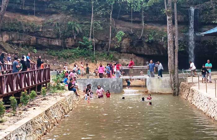 WISATA: Suasana objek wisata Air Terjun Batu Mahasur yang dipadati para pengunjung, Rabu (10/1) sore.