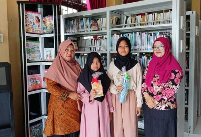 TINGKATKAN LITERASI: Beberapa pengunjung perpustakaan daerah di Seruyan, ketika mendapatkan reward.