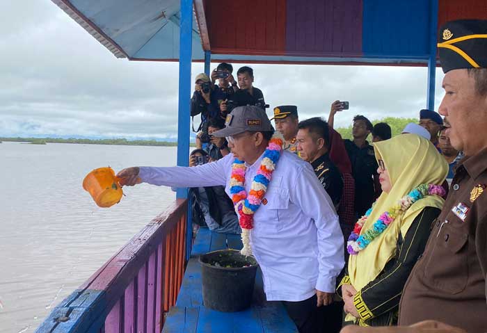 SYUKURAN LAUT: Pj Bupati Sukamara Kaspinor saat melakukan tabur bunga di anjungan wisata yang berada di tepian sungai Kuala Jelai.