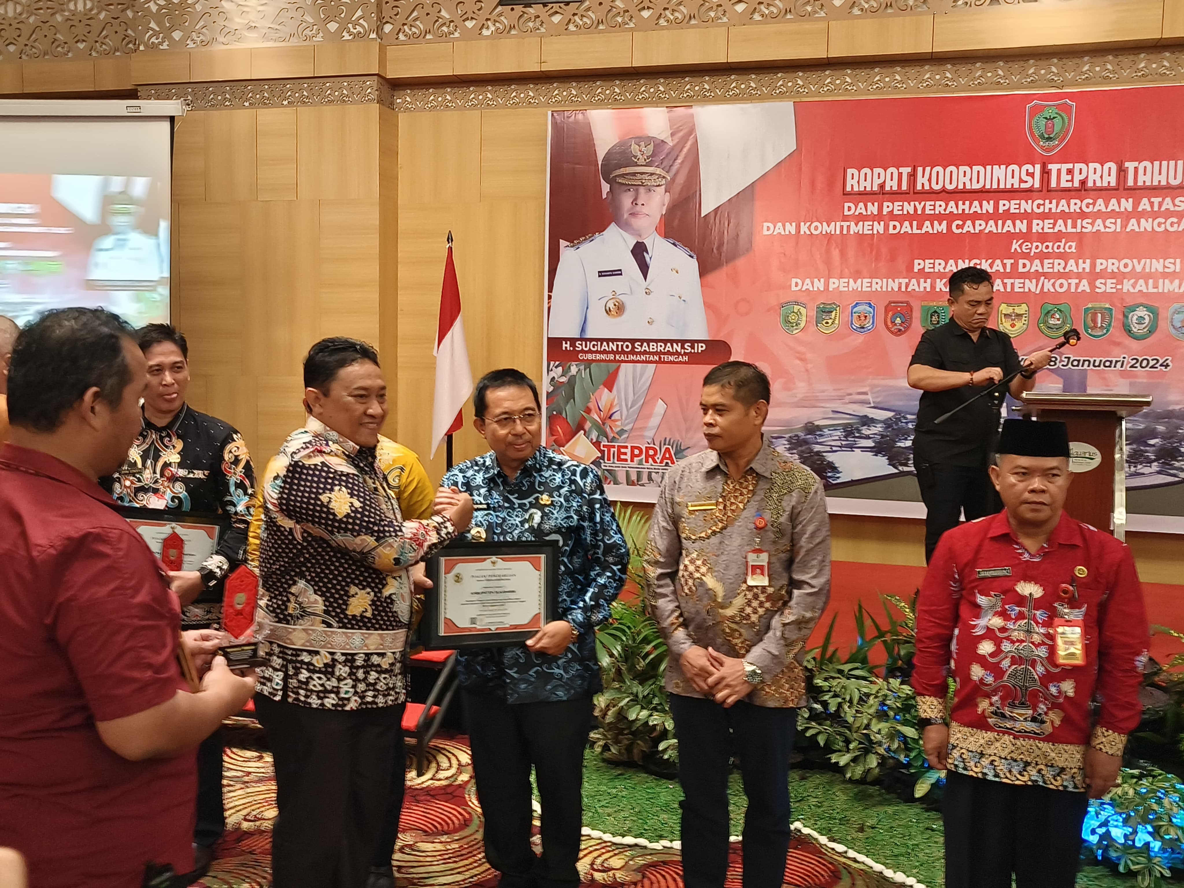 PENGHARGAAN: Pj Bupati Sukamara Kaspinor saat menerima penghargaan dari Wakil Gubernur Kalteng&nbsp;untuk kategori Capaian Realisasi APBD Tahun Anggaran 2023 dan Akselerasi Penyaluran Dana Desa Tahun 2023.