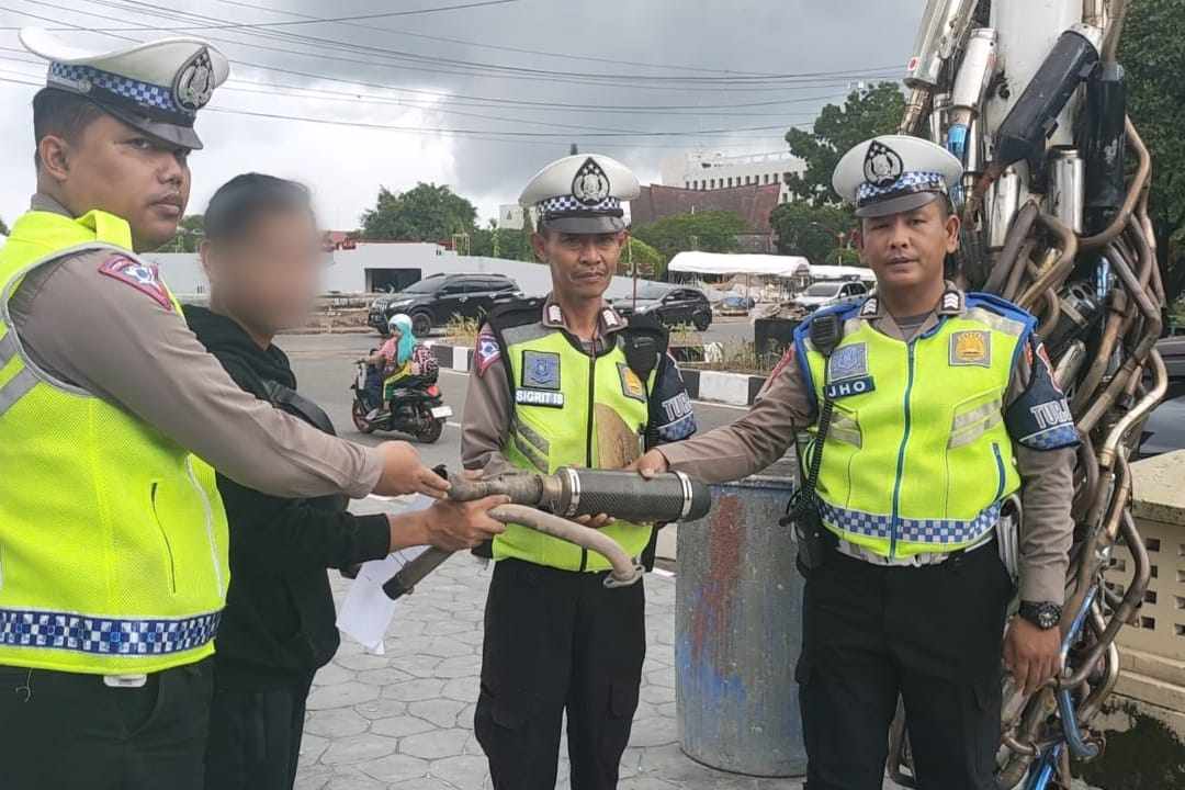 PENERTIBAN : Personel Satlantas Polresta Palangka Raya melaksanakan penertiban pengendara bermotor yang menggunakan knalpot brong, Kamis (18/1/2024).