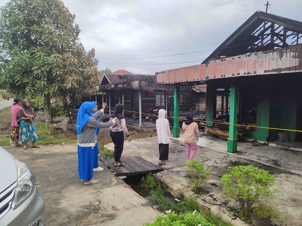 LUDES: Kebakaran menimpa tiga rumah di Jalan Ir H Juanda, Sampit, Kamis (18/1/2024) malam. (FAHRY/RADAR SAMPIT)