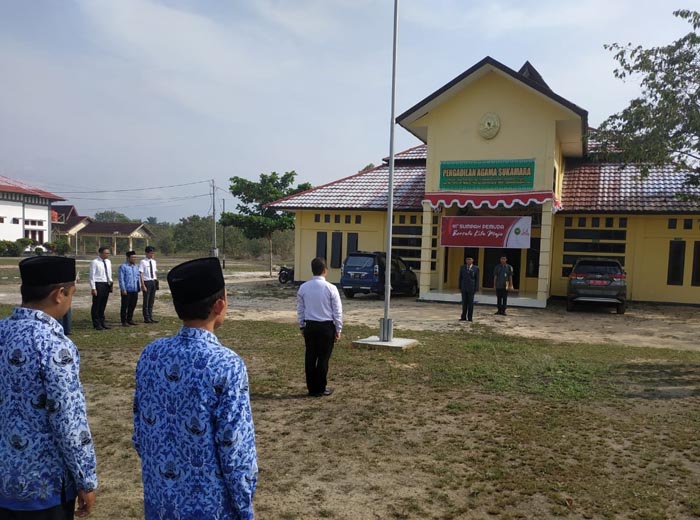 LEMBAGA HUKUM: Lingkungan kantor Pengadilan Agama Kabupaten Sukamara, saat digelar upacara bendera. (istimewa)