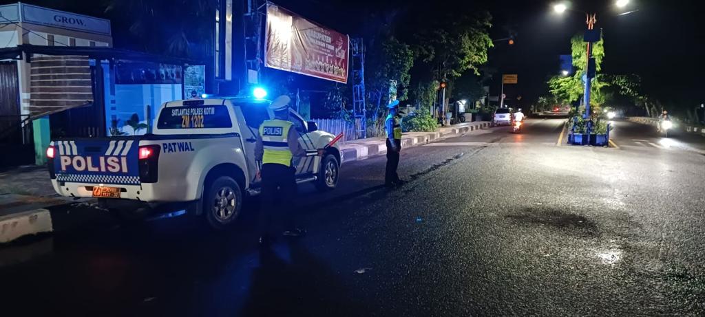 PATROLI : Personel Satlantas Polres Kotim ketika melaksanakan patroli malam dalam rangka mencegah aksi kejahatan jalanan, belum lama tadi. (FAHRY/RADAR SAMPIT)  &nbsp;