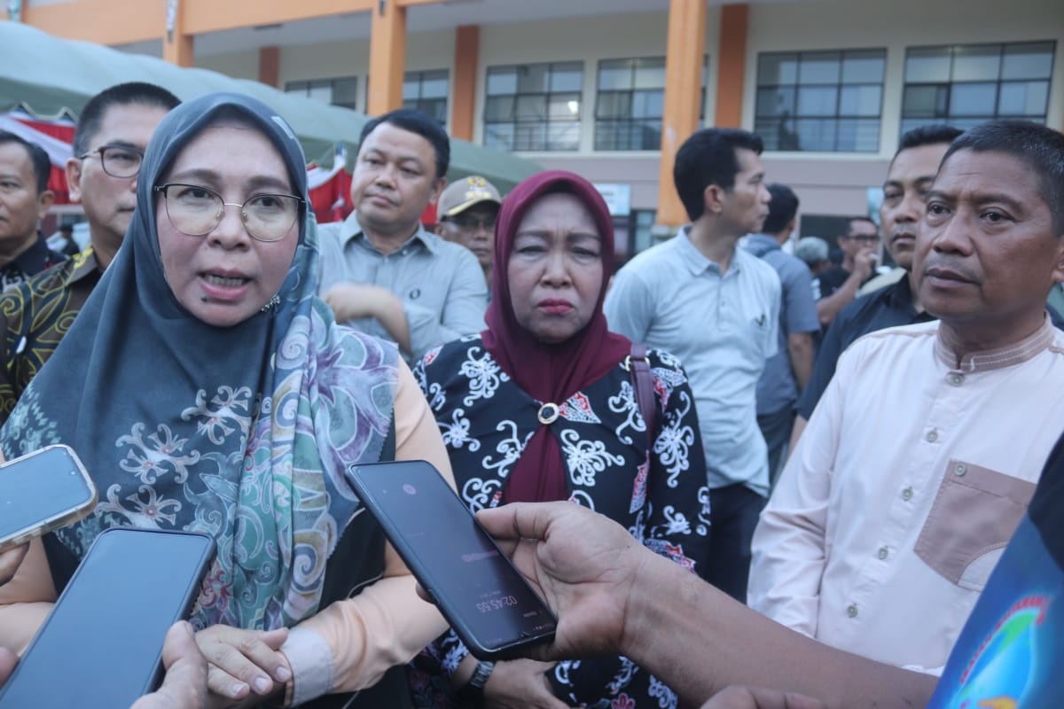ANTUSIAS: &nbsp;Pj Bupati&nbsp;Pulang Pisau Nunu Andriani, &nbsp;saat diwawancara ketika menghadiri pasar penyeimbang di stadion HM Sanusi, Sabtu (27/1/2024) (DENNY/RADAR SAMPIT)