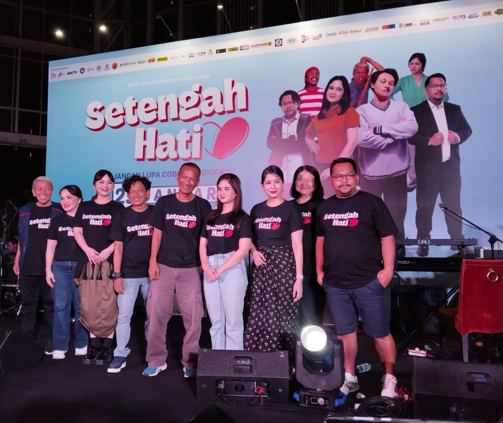 BARU TAYANG: Sejumlah pemain film Setengah Hati saat menggelar jumpa pers, belum lama tadi.