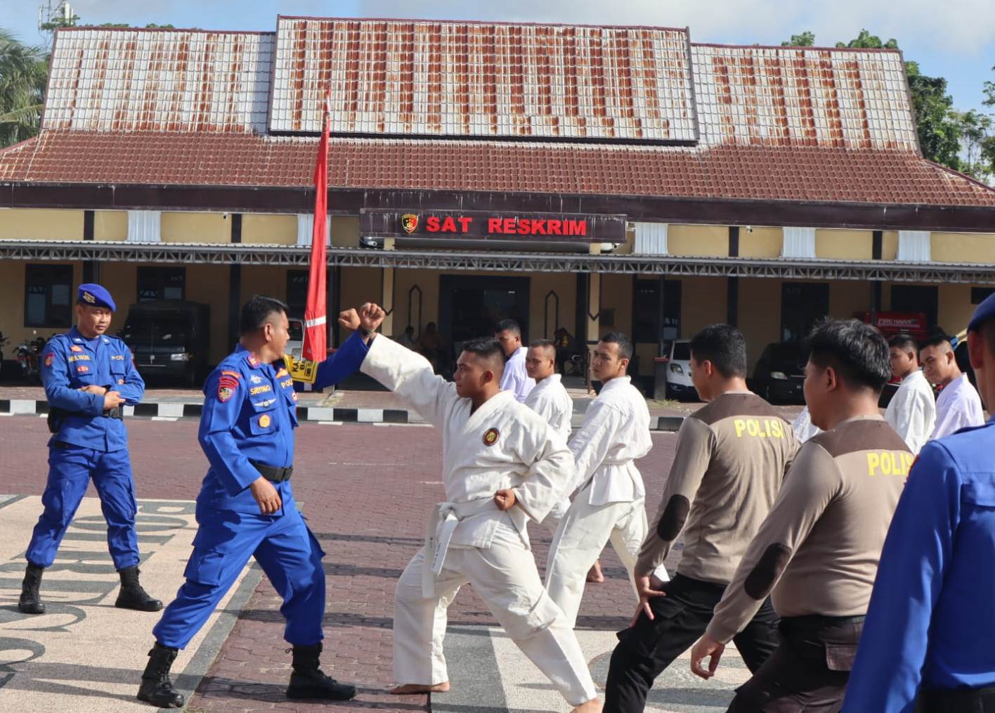 LATIHAN : Personel Polres Seruyan latihan fisik berupa kemampuan bela diri.&nbsp;(M.RIFANI DEWANTARA/RADAR SAMPIT)