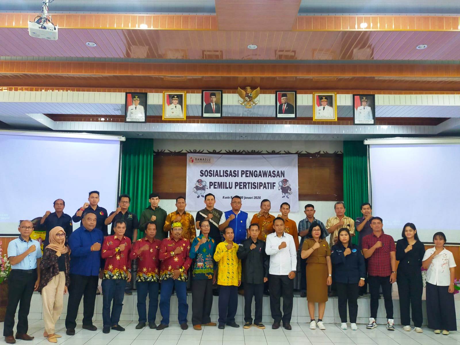 BERSINERGI&nbsp;: Anggota Bawaslu Kabupaten Gumas Sukjani didampingi Kabid PIP pada Diskominfo Santik Emi Juniati, bersama narasumber dan peserta sosialisasi pemilu partisipatif