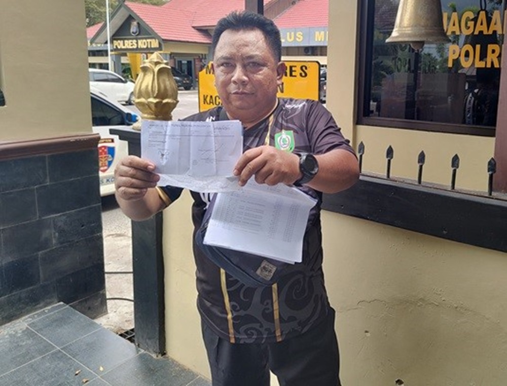DIBOBOL: Wartawan di Kotim Zainal Arifin saat membuat laporan di Mapolres Kotim, Selasa (30/1/2024).&nbsp;(FAHRY/RADAR SAMPIT)