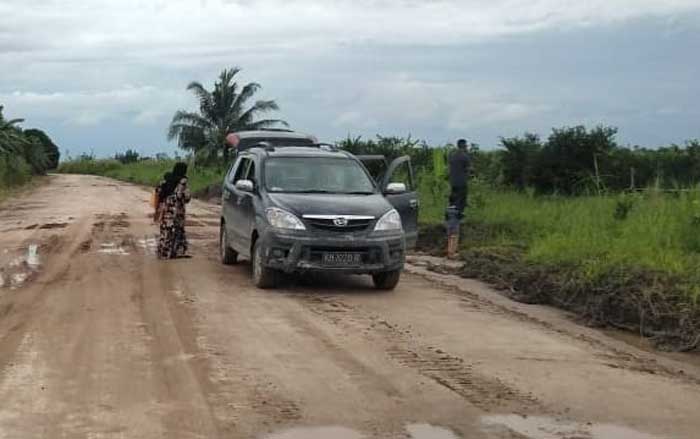 INSFRASTRUKTUR: Jalan poros Pantai Lunci-Jelai dari Jelai menuju Sungai Baru rencananya akan diaspal bertahap mulai tahun ini.