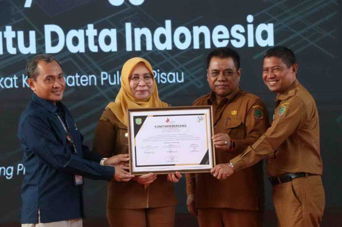 KOMITMEN: Pj Bupati Pulang Pisau Nunu Andriani, Kepala BPS Pulpis, Kepala Bappeda, dan Kepala Diskominfo seusai penandatanganan komitmen bersama penyelenggaraan SDI, Rabu (7/2).