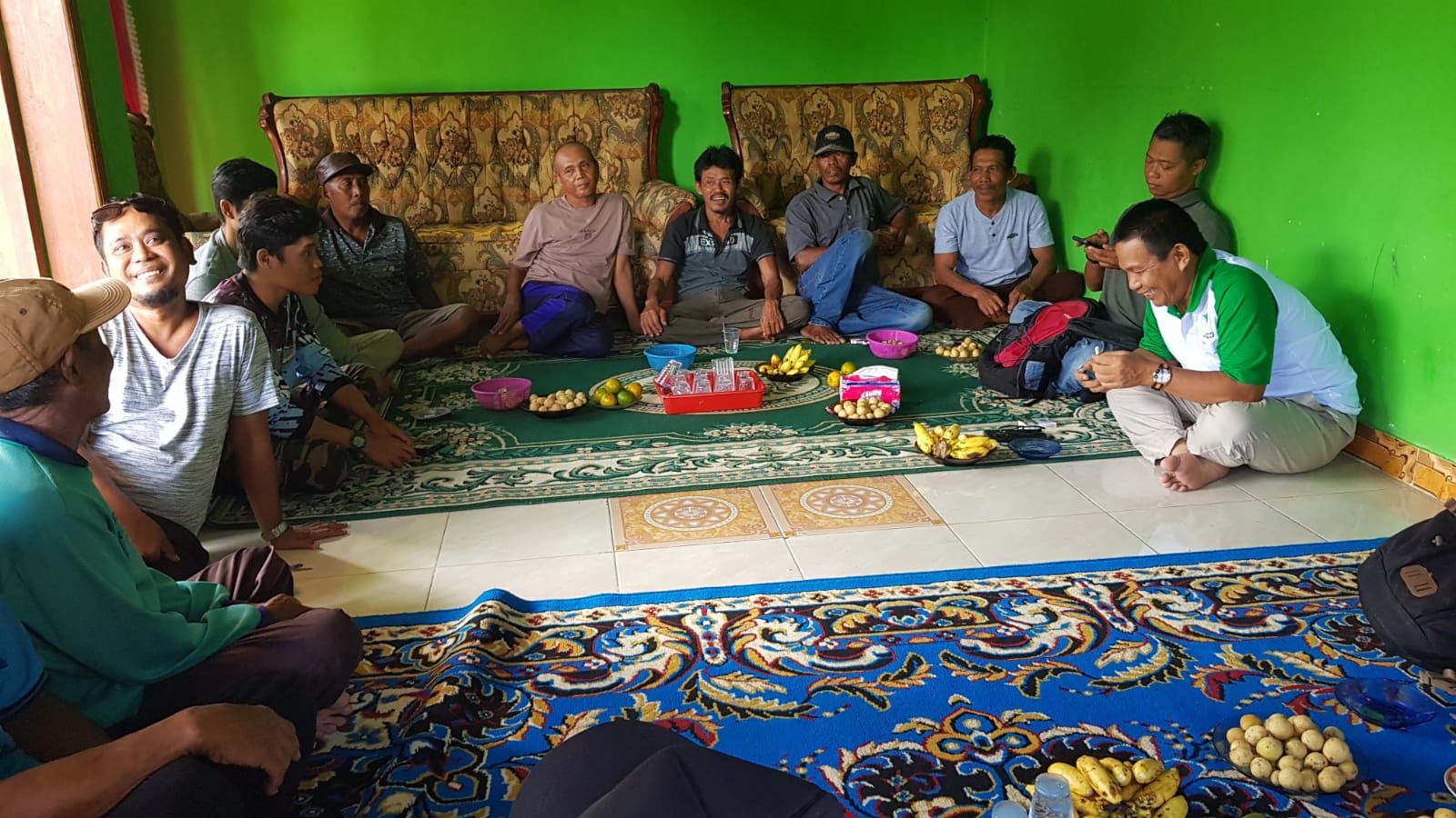 Bambang Suherman saat diskusi dengan warga Melawen beberapa waktu lalu