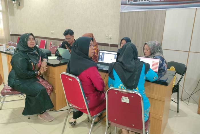 PANTAU: Wakil Bupati Kotim Irawati Kunjungi Posko Pemantauan Pemilu di Kesbangpol, Kamis (15/2).