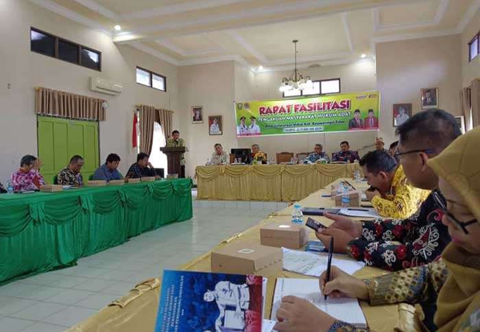 RAPAT: Kegiatan rapat koordinasi fasilitasi pengakuan masyarakat hukum adat di aula DLH Kotim, Kamis (22/2). 