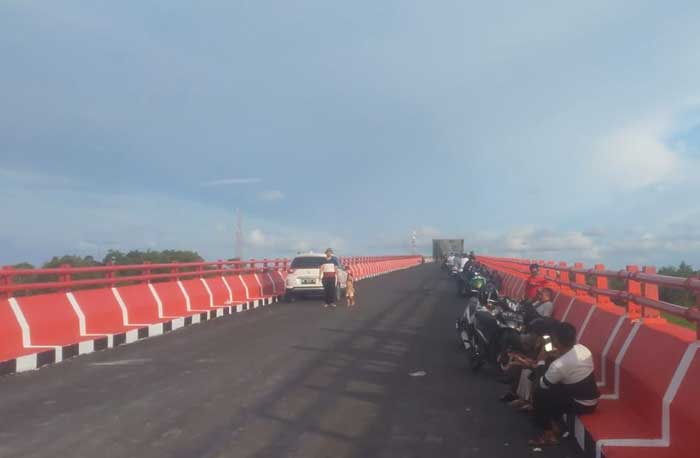 JEMBATAN JELAI: Setiap sore hari nampak warga memanfaatkan jembatan Jelai sebagai tempat bersantai.