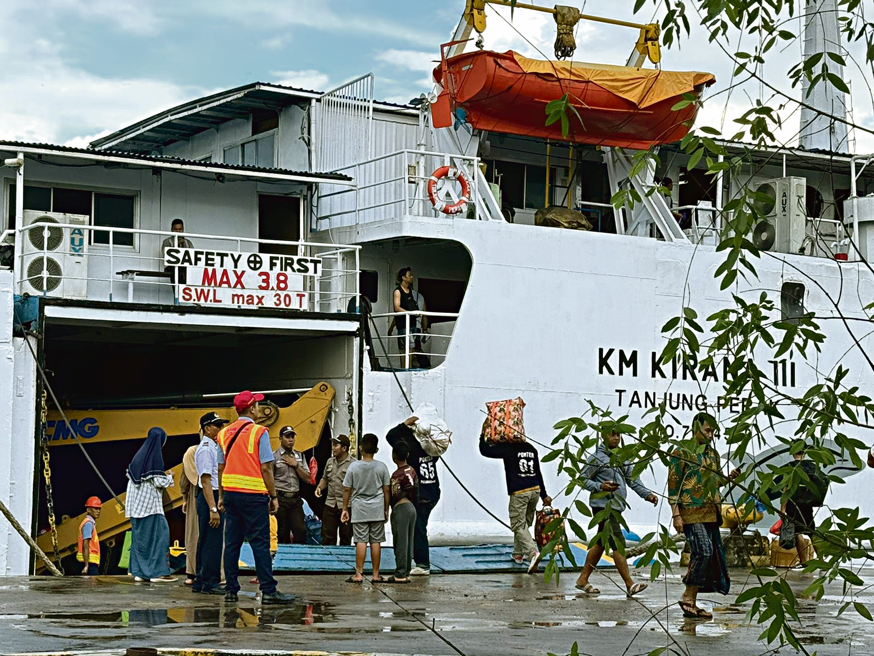 KAPAL DLU: Embarkasi penumpang KM Kirana III milik PT DLU dari Pelabuhan Sampit menuju Pelabuhan Tanjung Perak Surabaya. (ISTIMEWA)