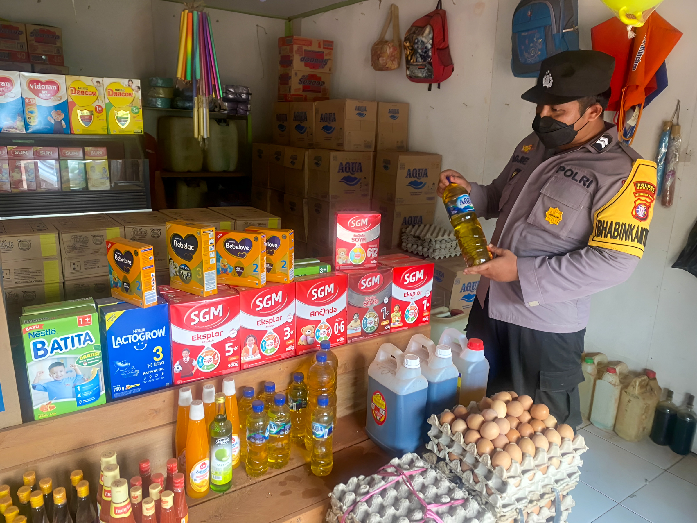 PATROLI: Pemantauan harga bahan kebutuhan pokok oleh aparat kepolisian di Kota Kuala Pembuang Kabupaten Seruyan, baru-baru tadi. (Dok.Radar Sampit)