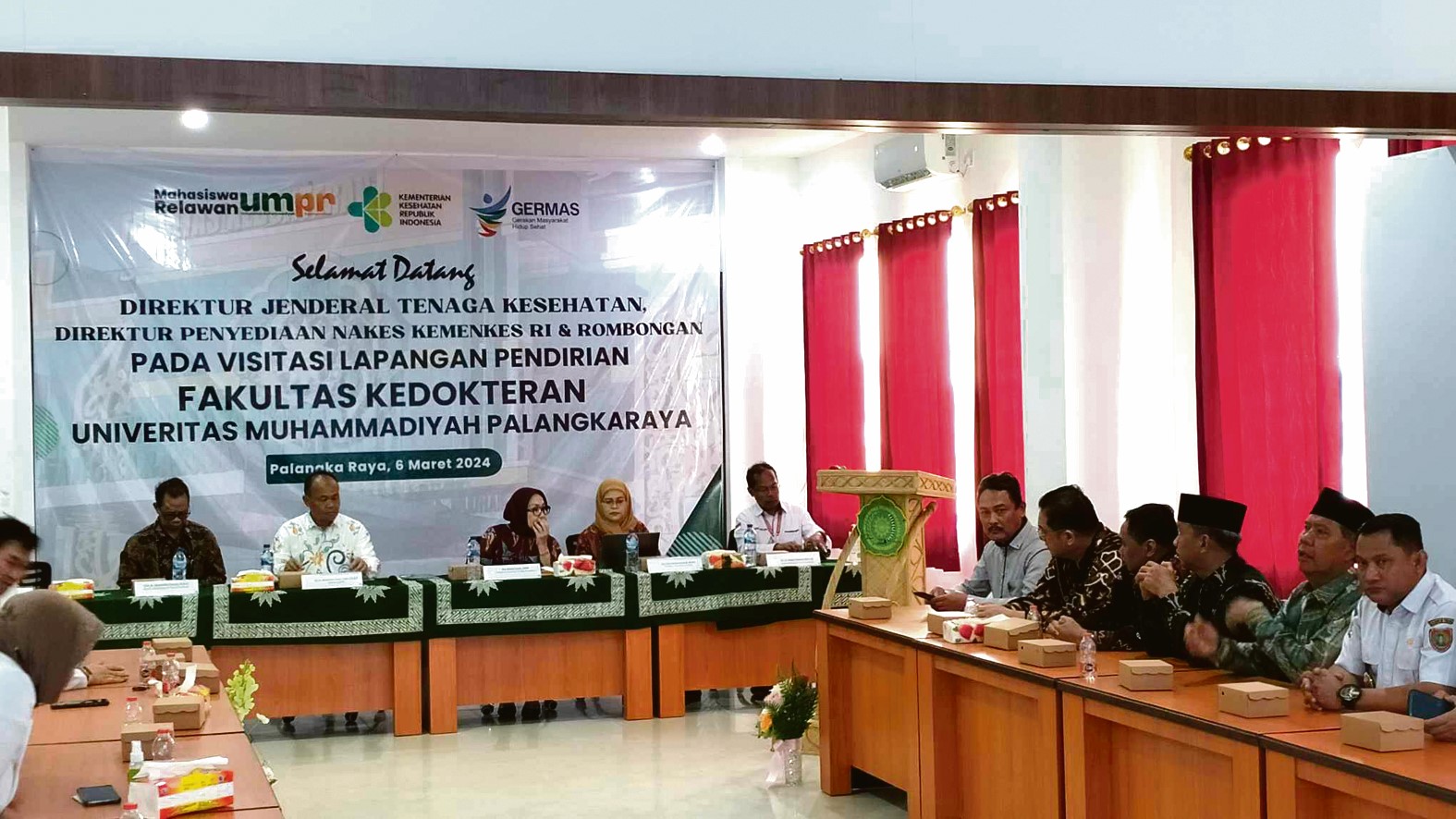 KUNJUNGAN: Dirjen Tenaga Kesehatan (Nakes) Kemenkes Arianti Anaya menghadiri kunjungan lapangan pendirian Fakultas Kedokteran Universitas Muhammadiyah Palangka Raya, Rabu (5/3).&nbsp;(DODI/RADAR SAMPIT)