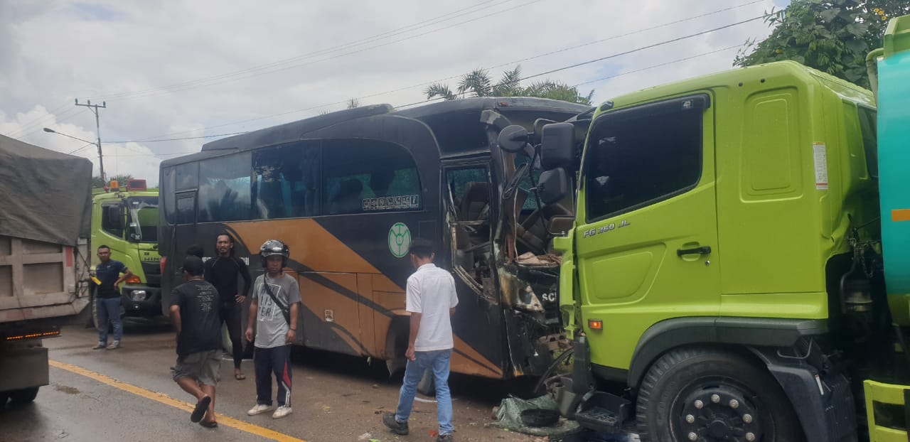 RUSAK BERAT: Kondisi bus yang rusak berat setelah dihantam truk CPO di jalan Trans Kalimantan km 8 Nanga Bulik, Kabupaten Lamandau, Selasa (5/3) lalu. (Istimewa)
