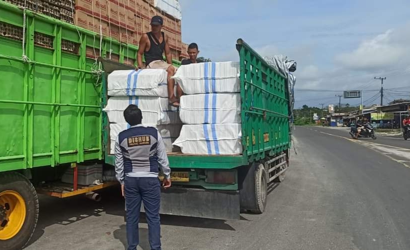LALU LINTAS: Anggota Dishub Kobar saat menegur sopir Odol yang bongkar muatan di bahu jalan Utama Pasir Panjang, Kecamatan Kumai, Kabupaten Kotawaringin Barat, belum lama ini. (istimewa)