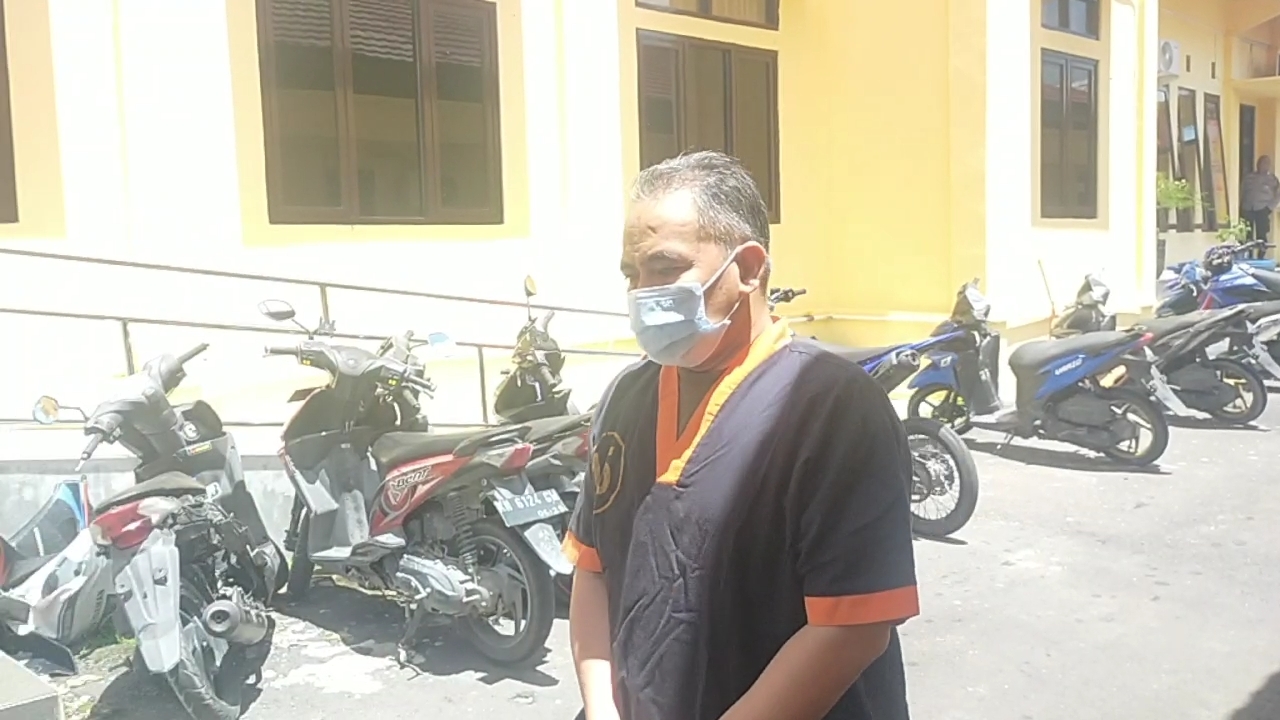 JS saat dihadirkan dalam press release kasus tindak pidana penipuan di Mapolres Kobar, Kamis (7/3). (Istimewa/Radar Sampit)  &nbsp;