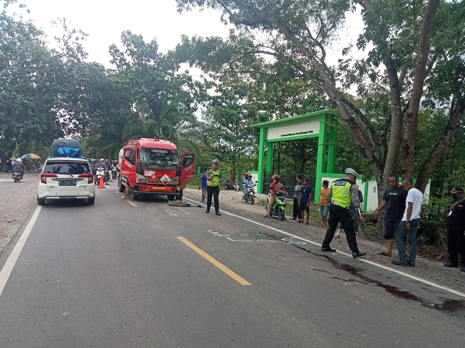 OLAH TKP : Personel Satlantas Polres Kotim melaksanakan olah tempat kejadian perkara (TKP) tabrakan beruntun di jalan Jenderal Sudirman, kilometer 6,5, Sampit, belum lama tadi. (Istimewa/Radar Sampit)