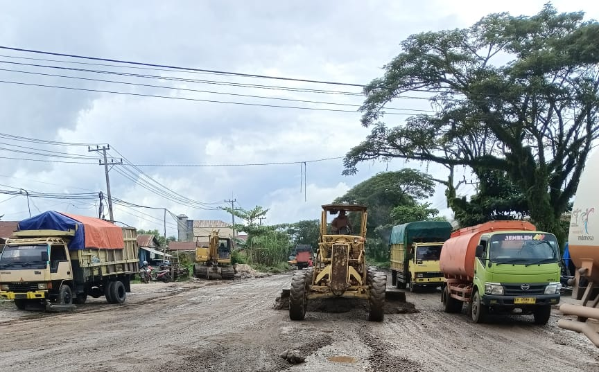 PERBAIKAN JALAN :&nbsp; Operator sedang bergerak maju mundur melakukan perbaikan perataan Jalan Moh Hatta Jalur lingkar selatan ke arah Bundaran KB, Sabtu (9/3).