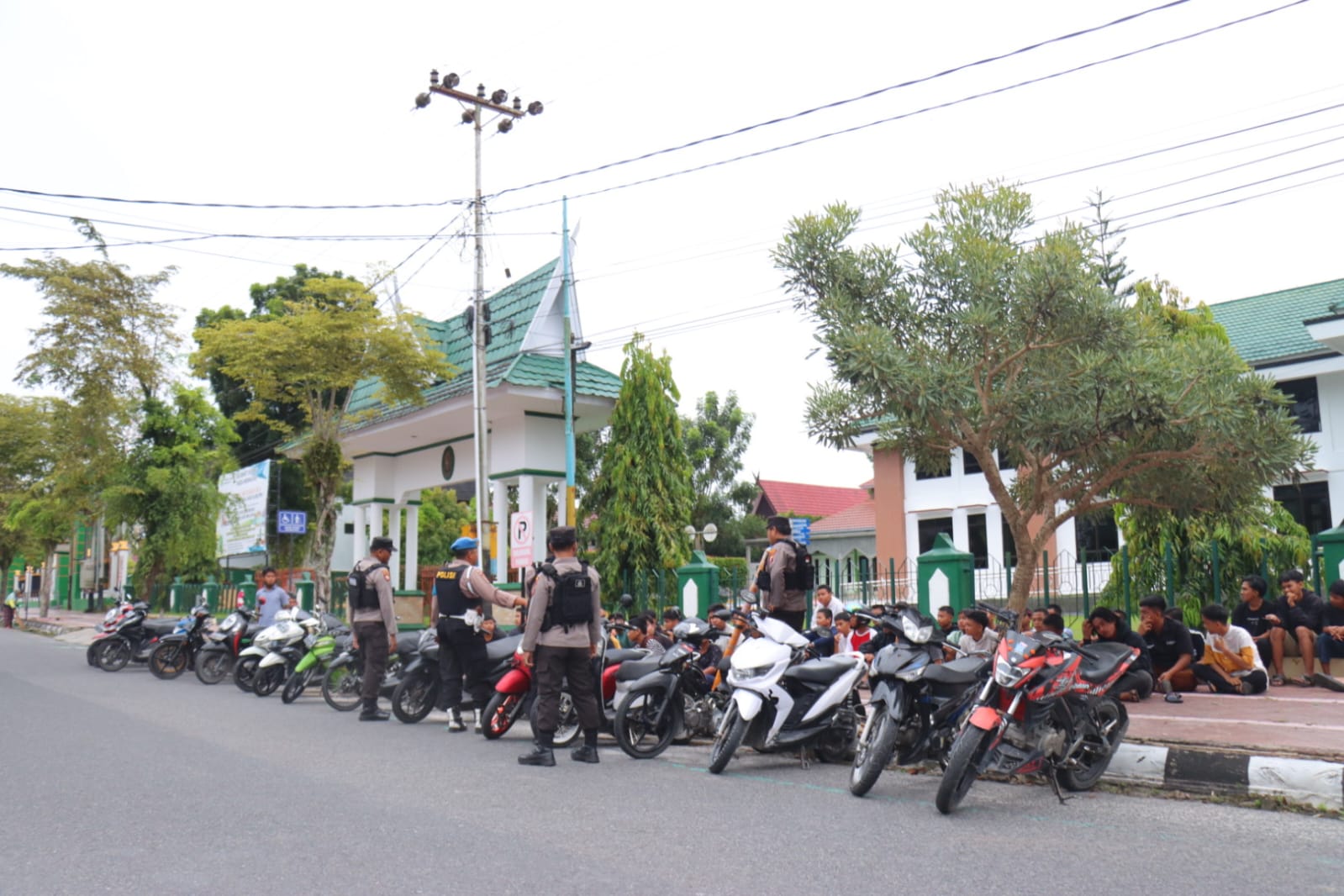 Puluhan remaja dan anak-anak Pangkalan Bun terjaring razia Polres Kotawaringin Barat, Kalimantan Tengah di hari pertama puasa Ramadan di Jalan Sutan Syahrir Pangkalan Bun. (Istimewa)