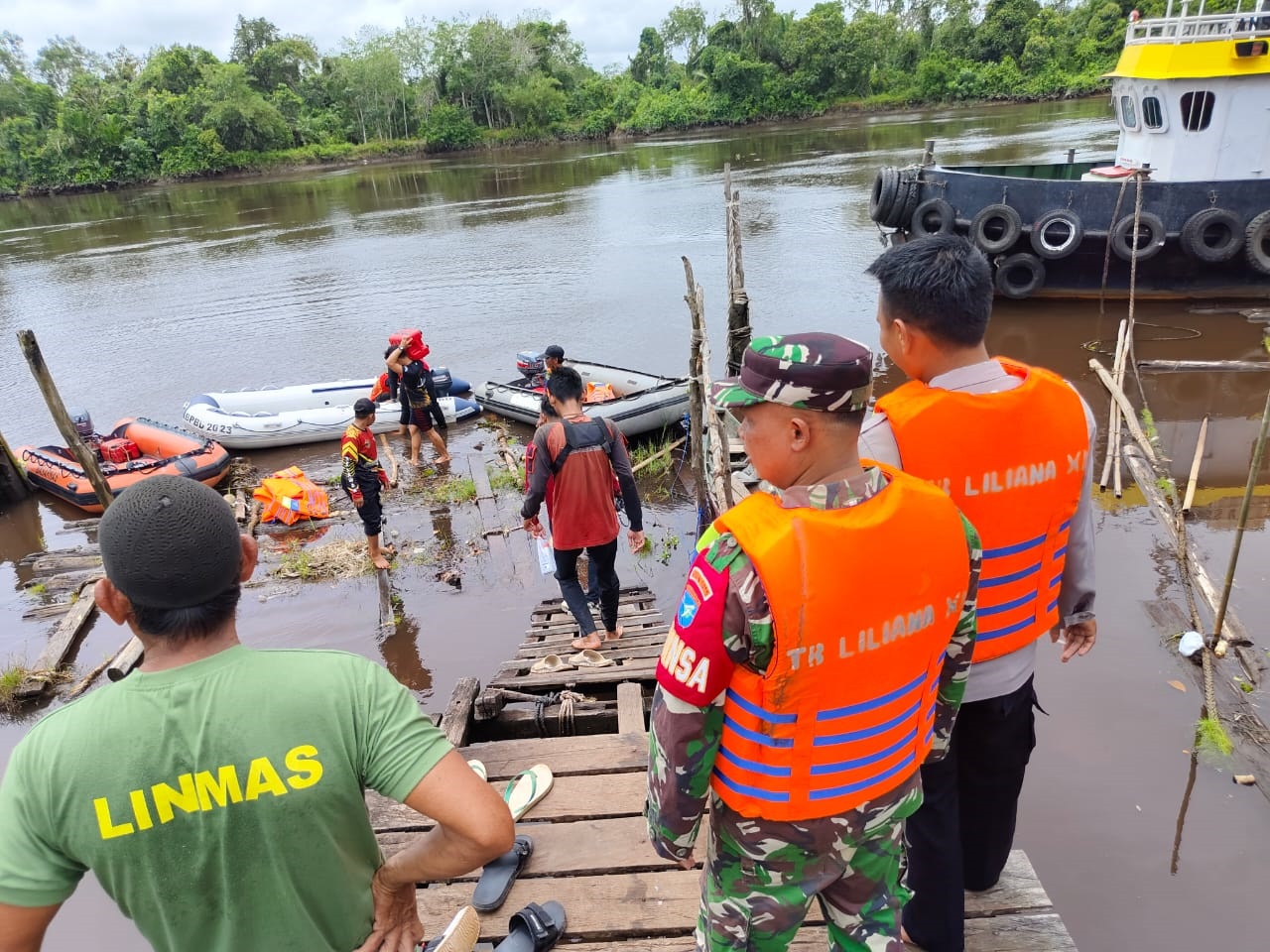 Proses pencarian melibatkan banyak pihak, di antaranya Basarnas, BPBD Kotim, Polsek Cempaga, Koramil Cempaga, warga, dan sejumlah pihak. Kalangan pejabat pun turun tangan, termasuk Wakil Bupati Kotim
