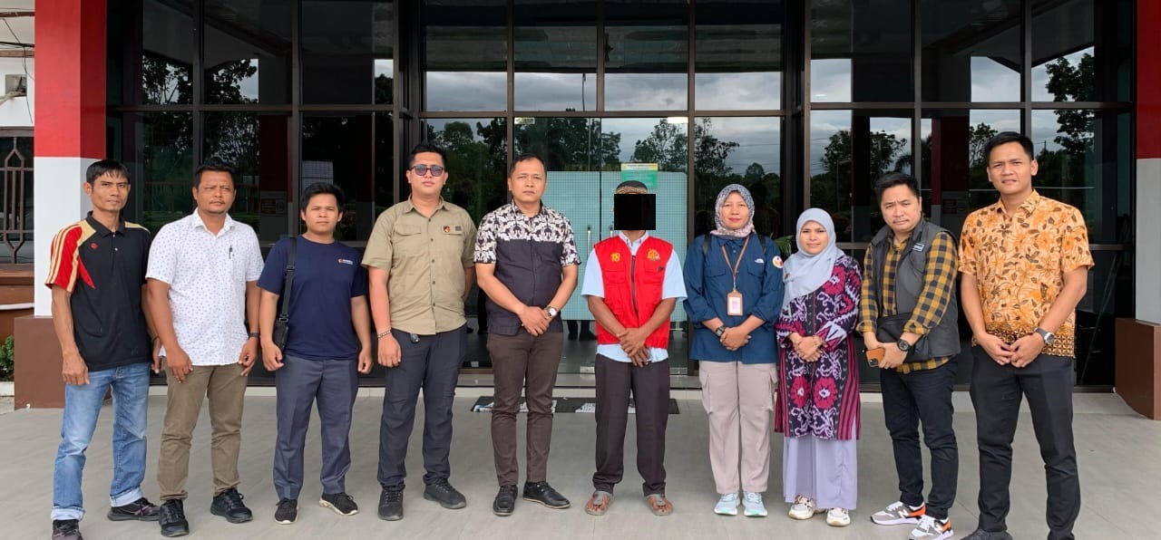 DIPENJARA: SS (rompi merah), terdakwa tindak pidana pemilu bersama Tim Gakkumdu saat akan diantar ke Rutan Kapuas.&nbsp;(istimewa)