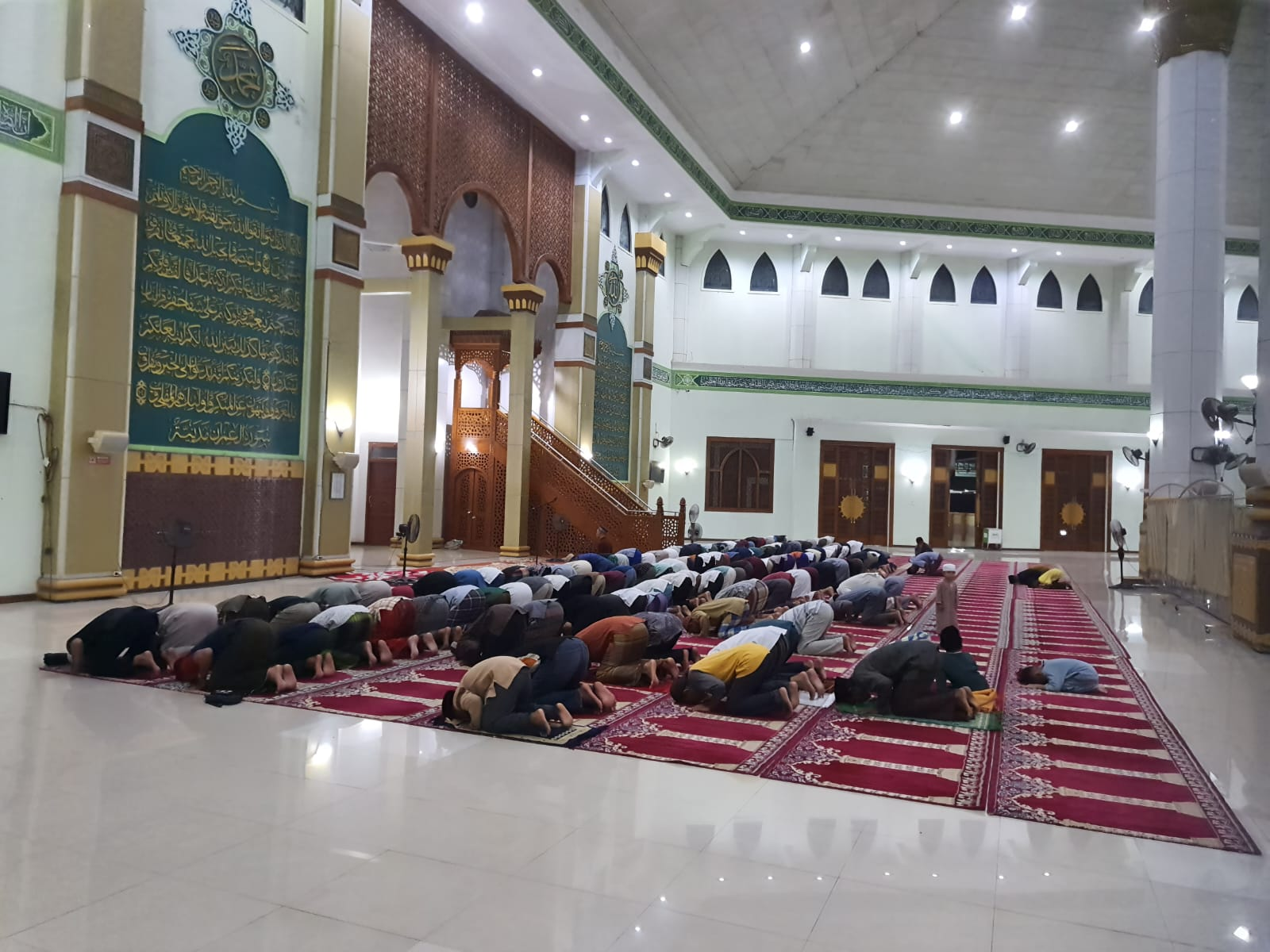 JEMAAH:&nbsp;Jemaah sedang salat tarawih berjamaah di Masjid Wahyu Al Hadi Islamic Center Jalan Jenderal Sudirman, Senin (11/3/2024) malam.&nbsp;(HENY/RADAR SAMPIT)