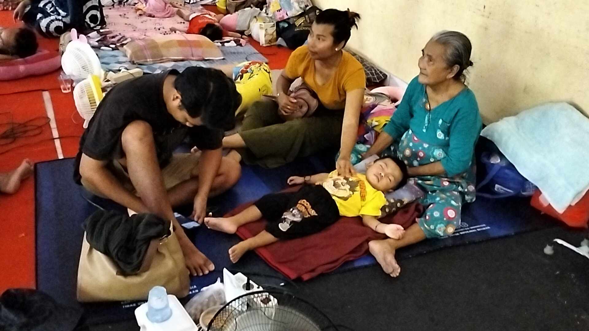 TERPAKSA MENGUNGSI: Sejumlah warga menempati tempat pengungsian semenatara lantaran musibah banjir yang melanda sebagaian Kota Palangka Raya.&nbsp;(DODI/RADAR SAMPIT)