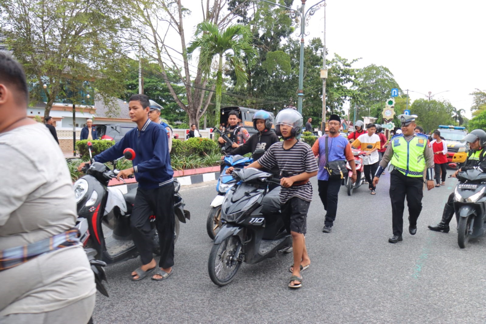 BALAP LIAR: Sejumlah remaja yang terjaring razia Polres Kobar karena menggelar balap liar di Jalan Sutan Syahrir Pangkalan Bun, Selasa (12/3/2024) pagi. (Istimewa)