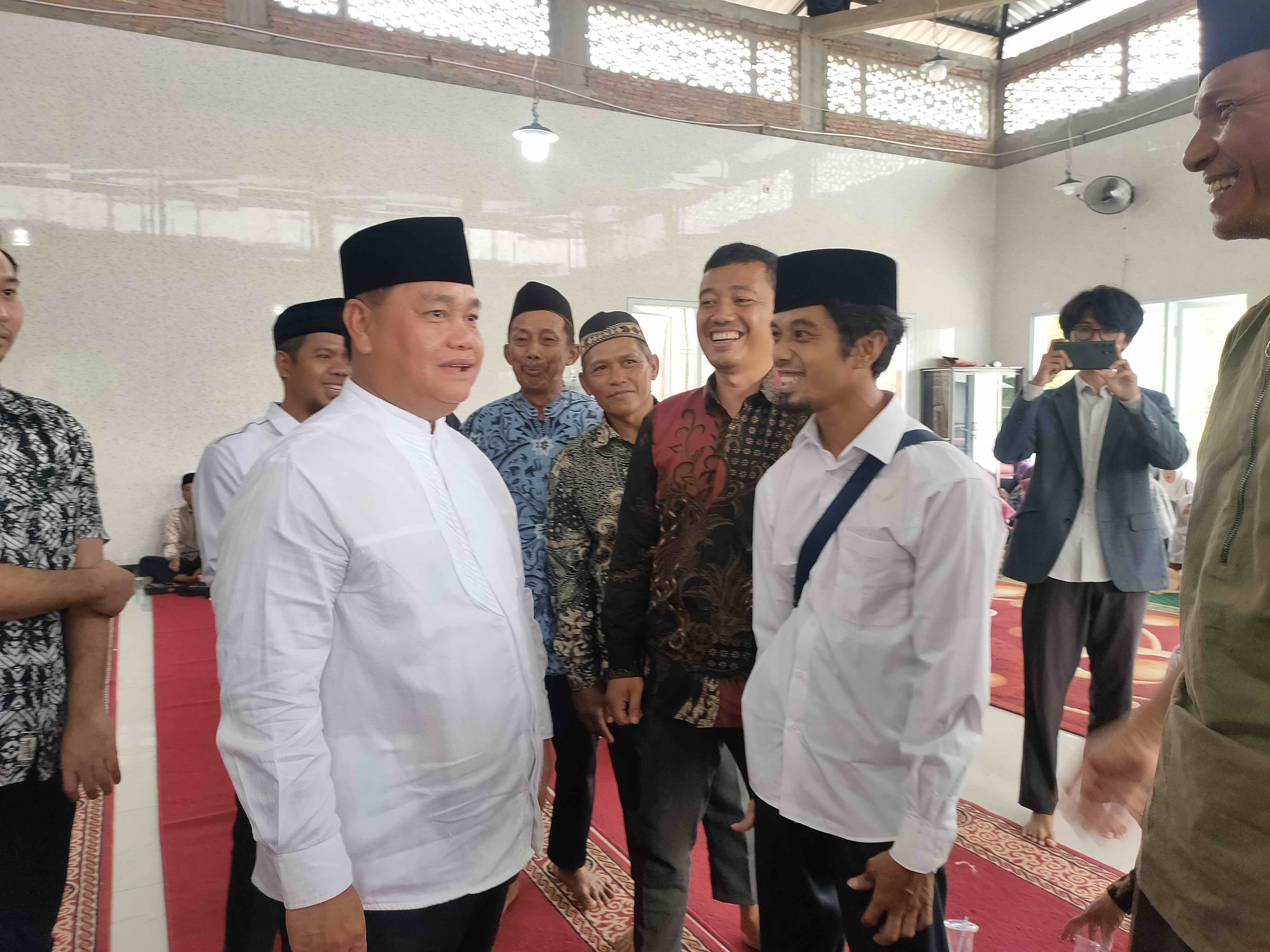INTERAKSI: Bupati Kotim Halikinnor berinteraksi dengan warga pada peresmian salah satu masjid di Kota Sampit. (YUNI/RADAR SAMPIT)