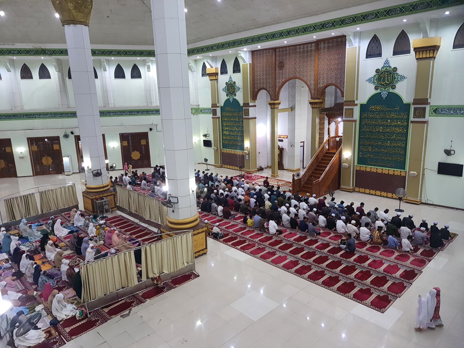 SALAT TARAWIH : Jemaah yang sedang melaksanakan salat sunnah tarawih malam pertama Ramadan di Masjid Wahyu Al Hadi, Senin (12/3/2024). (HENY/RADAR SAMPIT)