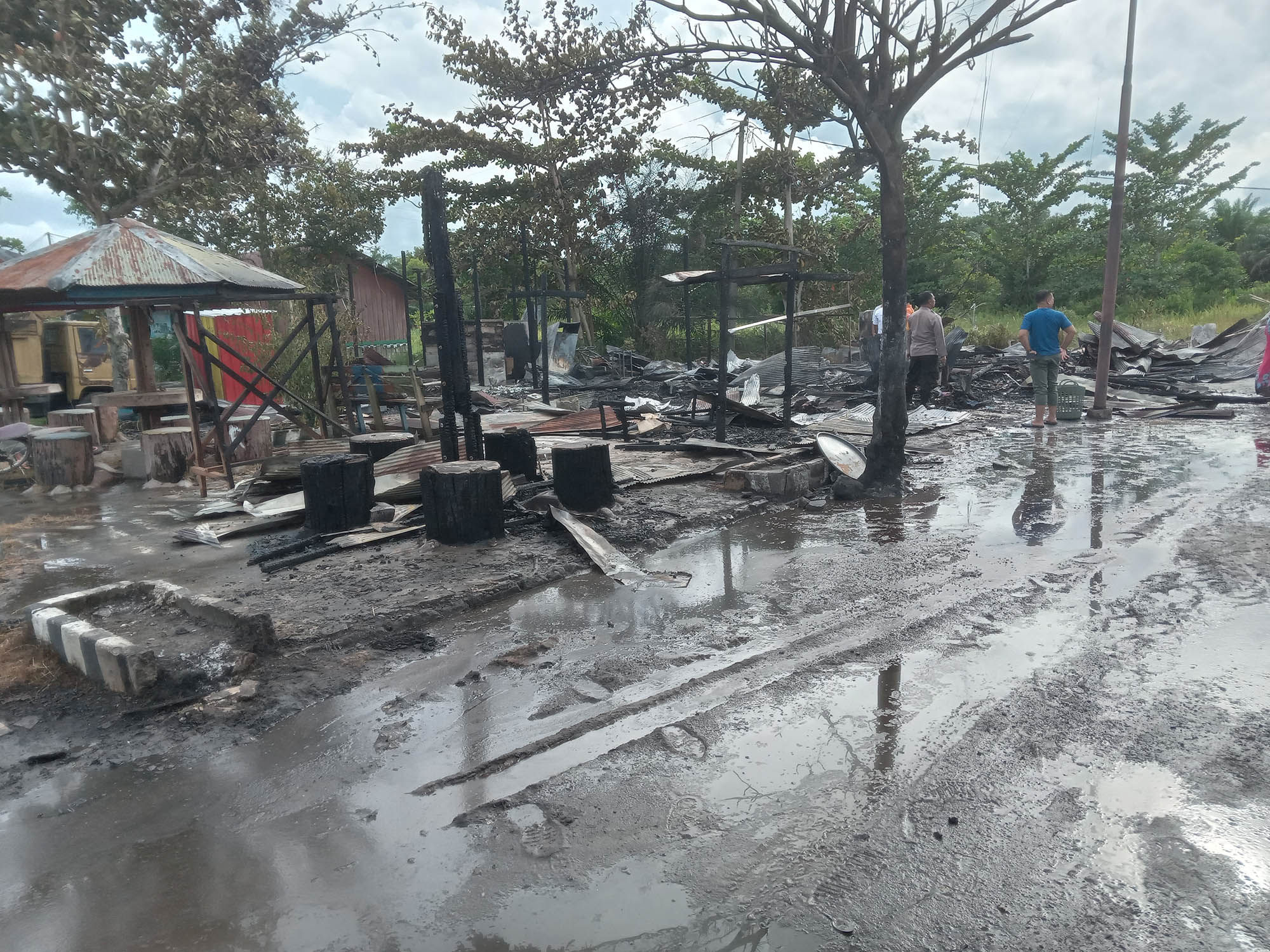 HANGUS: Bangunan Panti Asuhan Ayah Bunda yang hanya tersisa puing arang setelah diamuk api, Rabu (13/3/2024).&nbsp;(SABRI YANUR/RADAR SAMPIT)