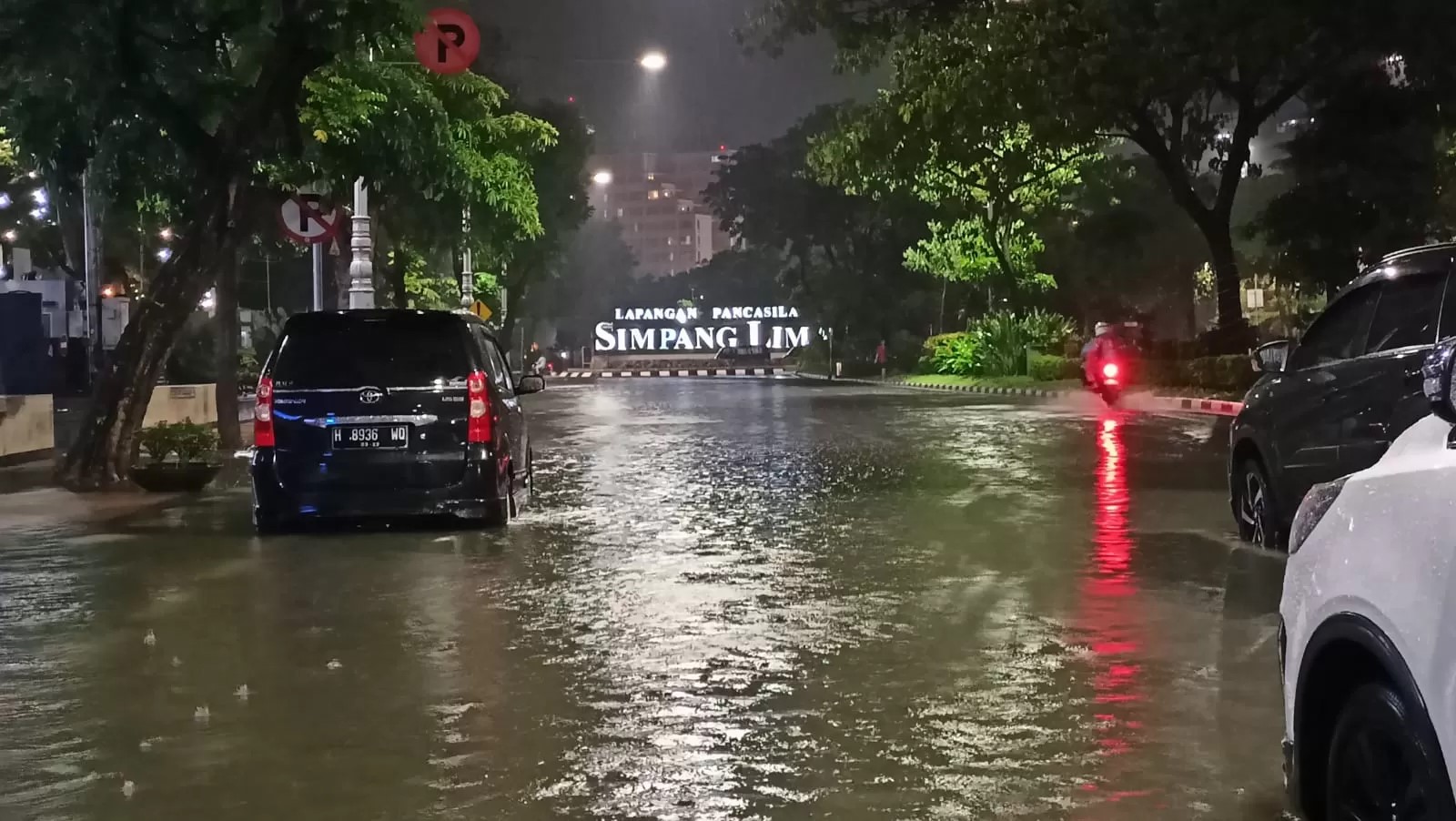 Kawasan Simpang Lima Semarang lumpuh karena tergenang banjir. (ADENNYAR WYCAKSONO/JAWA POS RADAR SEMARANG)