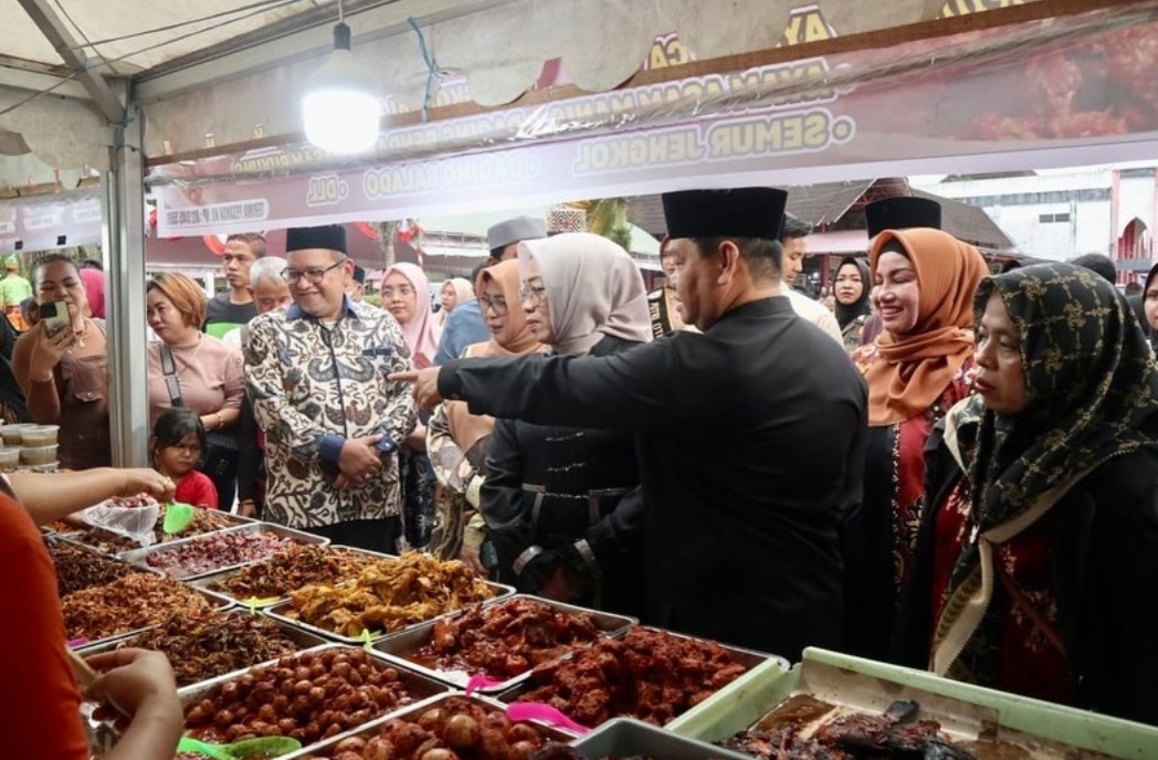 PASAR RAMADAN: Bupati Kotim Halikinnor mengunjungi stan kuliner di Pasar Ramadan, Selasa (12/3).