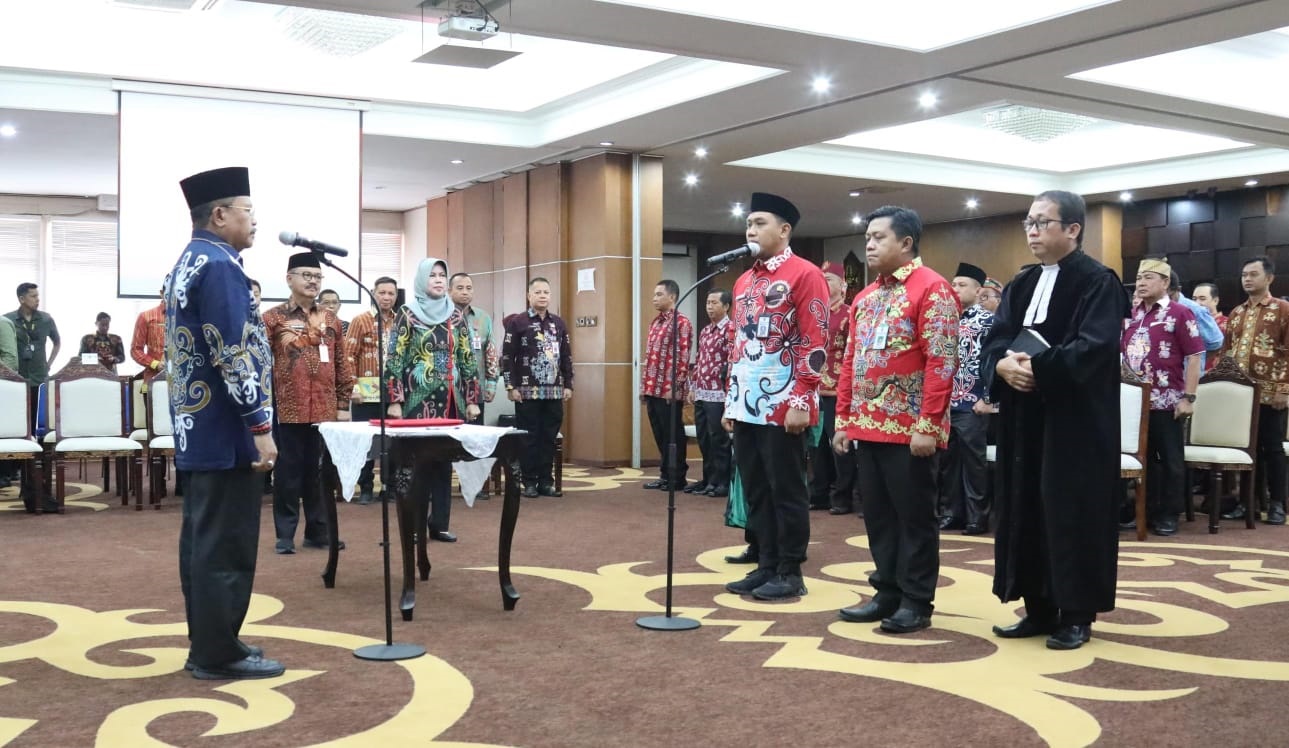 PELANTIKAN: Sekda Provinsi Kalteng Nuryakin melantik Pejabat Pimpinan Tinggi Pratama, Pejabat Administrator, dan Pejabat Pengawas Lingkup Pemprov Kalteng, di Aula Eka Hapakat Kantor Gubernur Kalteng,