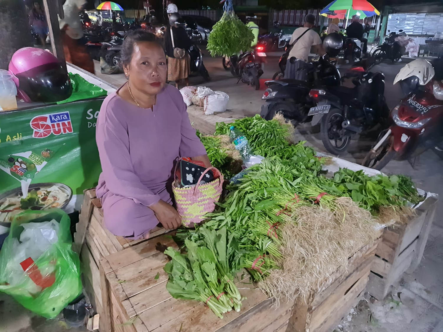 TERDAMPAK: Pedagang sayur di Pasar Tradisional Sampit mengeluhkan tingginya harga jual sayur di tingkat petani, Kamis (14/3/2024) malam.&nbsp;(HENY/RADAR SAMPIT)