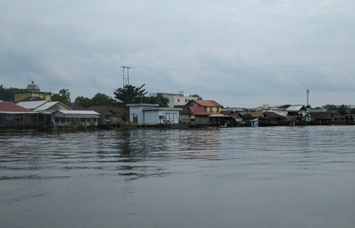 BANJIR: Tinggi muka air Sungai Arut, Kecamatan Arut Selatan, Kabupaten Kotawaringin Barat mengalami peningkatan, Sabtu (16/3). (TYO/RADAR PANGKALAN BUN)