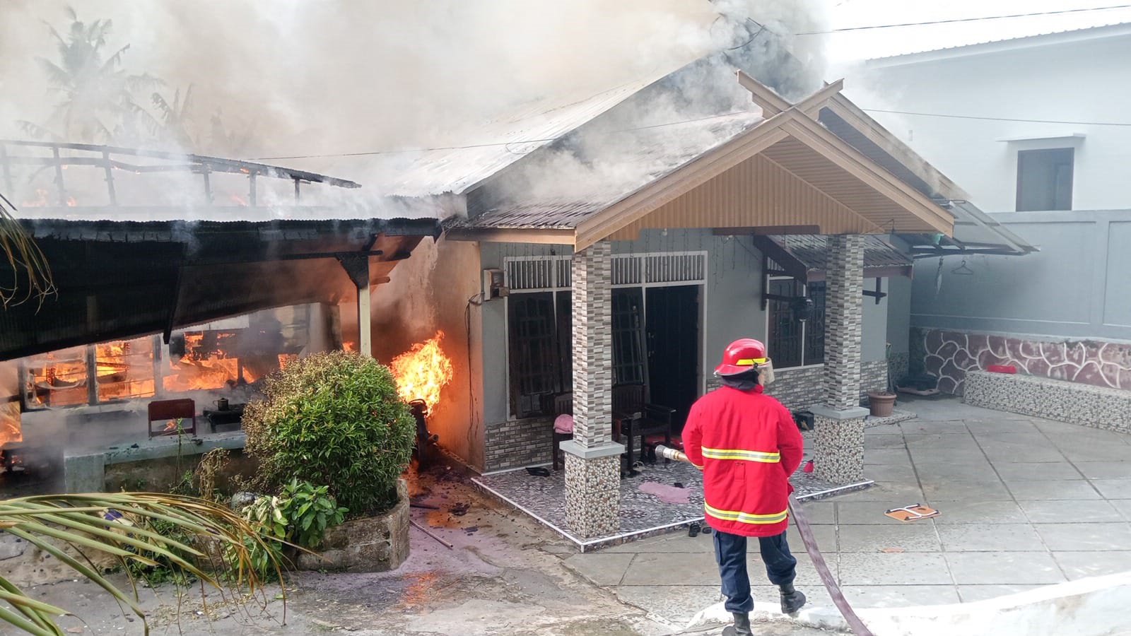 PADAMKAN API: Personel Pemadam Kebakaran dan Penyelamatan Kabupaten Kobar saat penanganan kebakaran di Kelurahan Baru belum lama ini. (Istimewa)