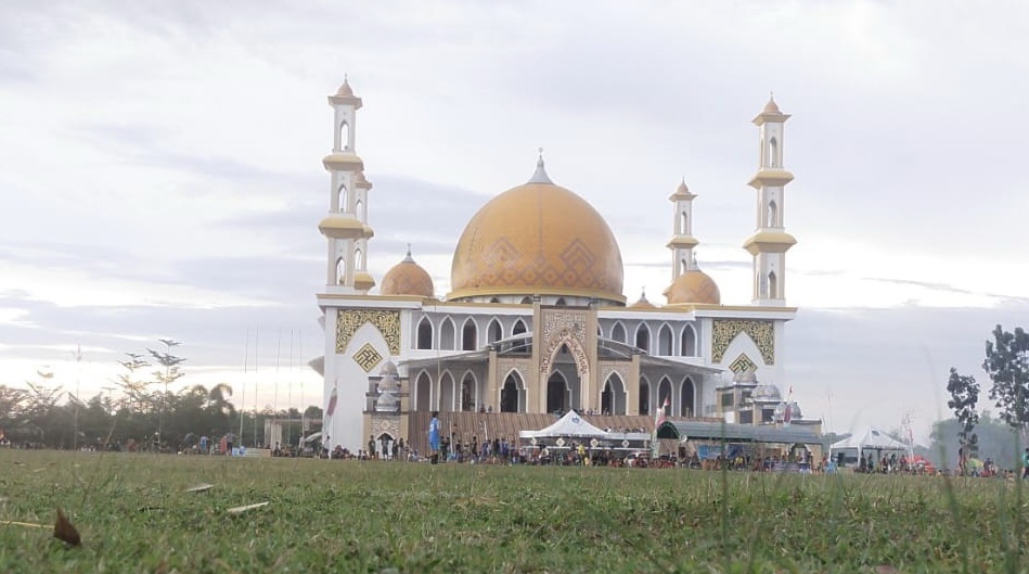 IKON : Masjid Agung Sukamara menjadi ikon Sukamara dan sering dikunjungi oleh warga luar daerah. (FAUZIANNUR/RADAR SAMPIT)