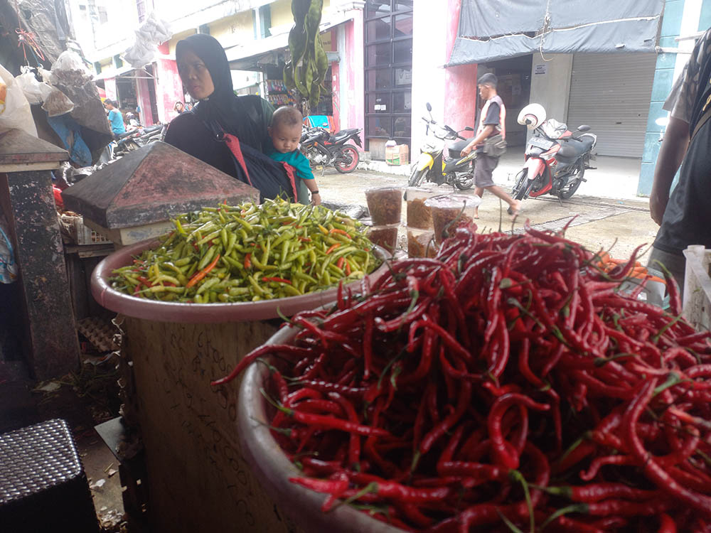 PASOKAN STABIL: Pedagang cabai di Pasar Sayur dan Ikan (SAIK) di Kota Kuala Pembuang, Kabupaten Seruyan. (M.RIFANI/RADAR SAMPIT)