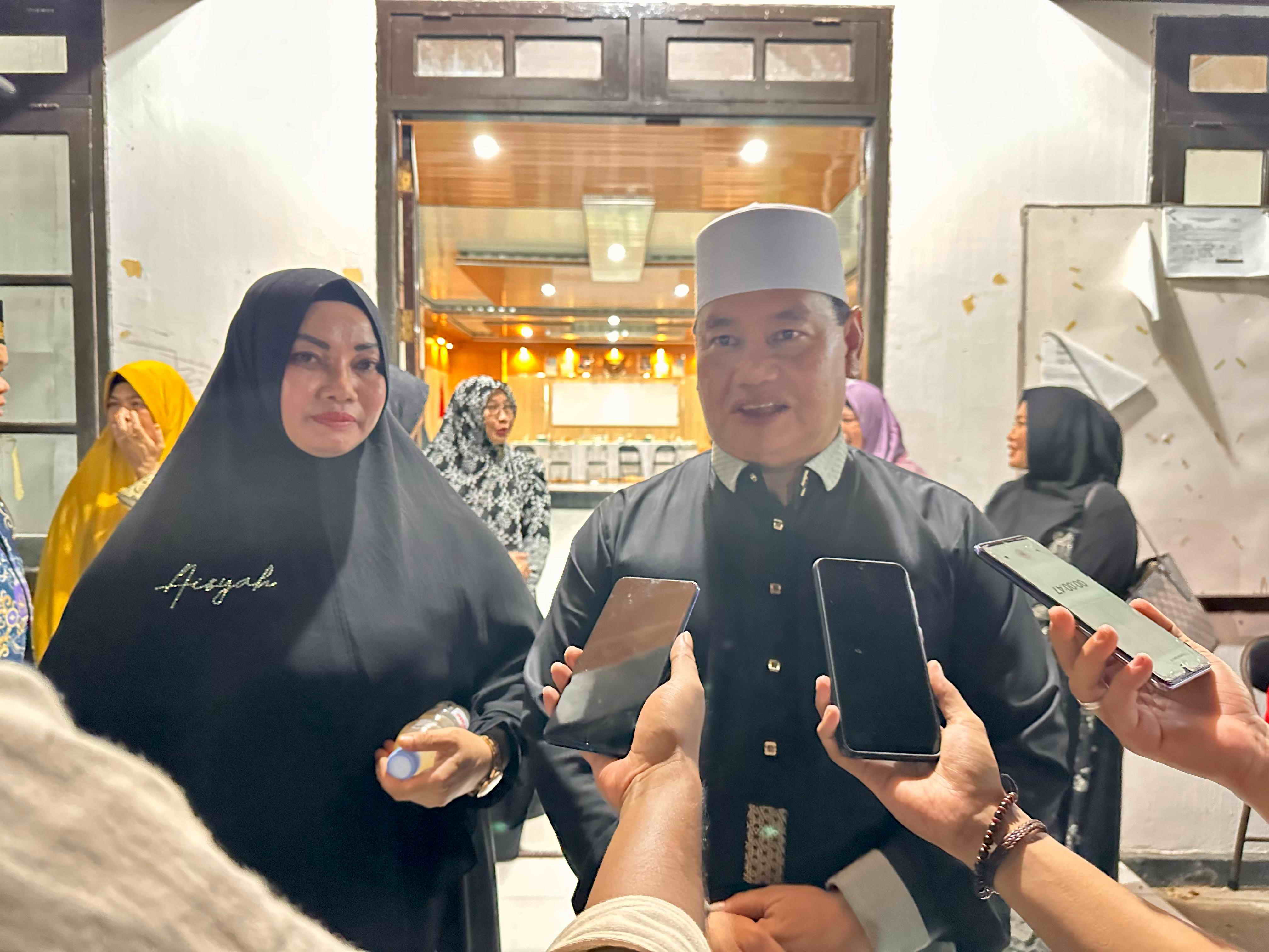 WAWANCARA: Bupati Kotim Halikinnor didampingi Wakil Bupati Kotim Irawati saat diwawancara usai kegiatan Safari Ramadan di Pulau Hanaut, Senin (25/3).