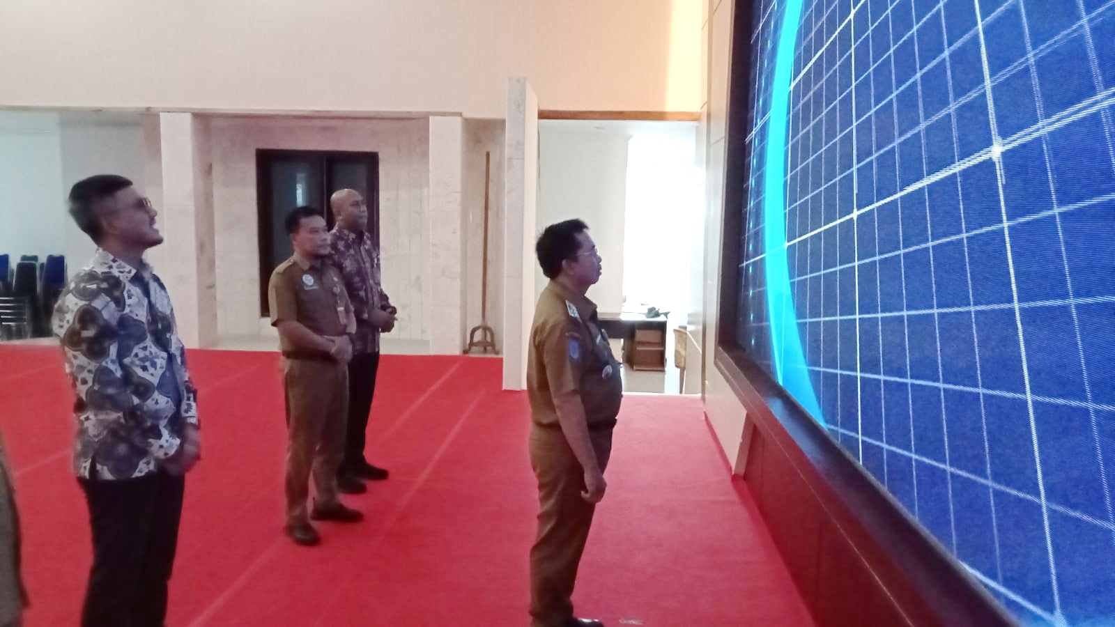 APLIKASI&nbsp;: Penjabat (Pj)&nbsp;Bupati Sukamara Kaspinor saat meluncurkan sistem pembayaran pajak daerah melalui aplikasi e-pajak. (FAUZIANNUR/RADAR SAMPIT)
