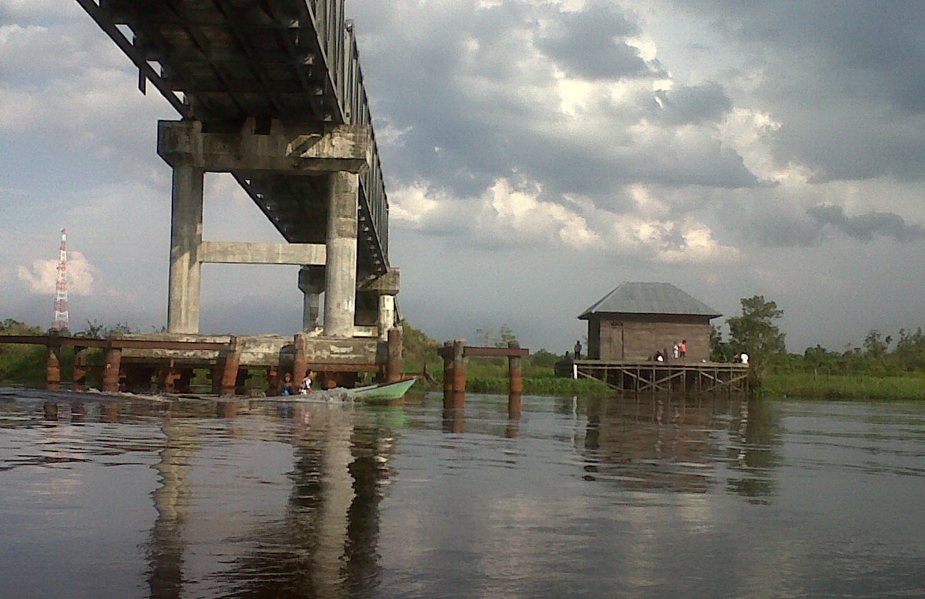 NGABUBURIT: Sejumlah warga sedang memancing di sungai Jelai, sambil menunggu waktu berbuka puasa.&nbsp;(Fauzi/Radar Sampit)