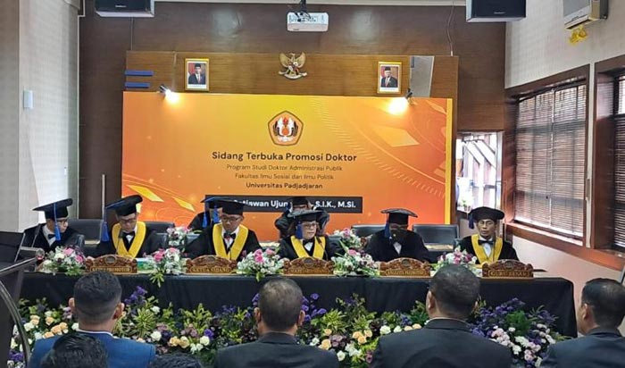LULUS: Kombes Pol Yade Setiawan Ujung saat ujian doktoral di Universitas Padjadjaran Bandung, Jawa Barat.