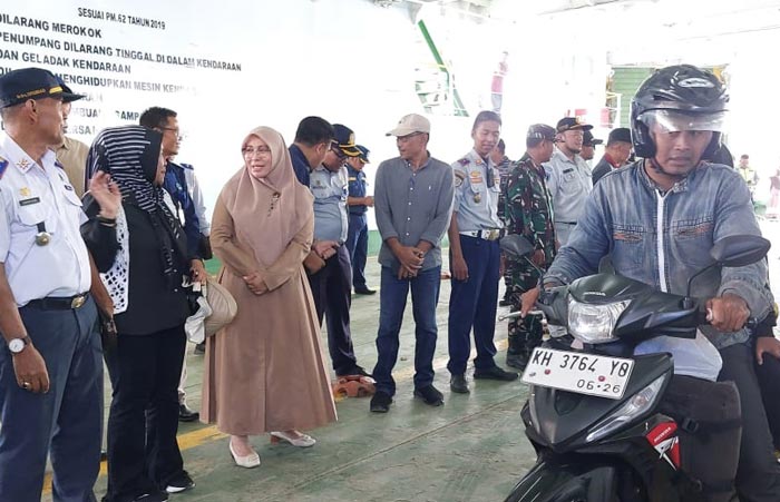 PANTAU ARUS MUDIK: Pj Bupati Pulpis Nunu Andriani berinteraksi dengan pemudik di Bahaur, Kahayan Kuala, Pulang Pisau.