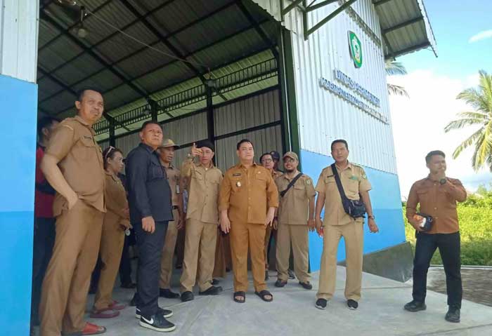 PABRIK PAKAN: Bupati Kotim Halikinnor didampingi Kepala Dinas Perikanan Kotim Ahmad Sarwo Oboi saat meninjau Unit Produksi Pakan Ikan di Desa Sei Ijum Kecamatan Mentaya Hilir Selatan, Senin (22/4).
